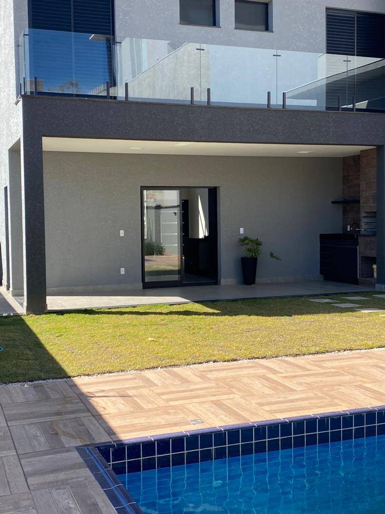 Casa à venda com 3 quartos, 200m² - Foto 1